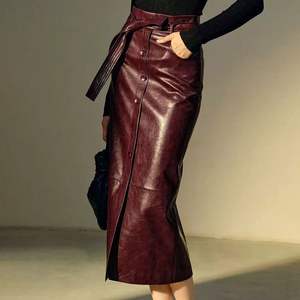 Jupe courte en cuir véritable rouge unie, taille régulière, décontractée, respirante et écologique pour femme - Product Image 3