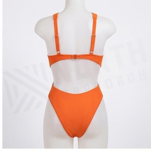 Ensemble de yoga 2 pièces imprimé papillon bleu avec finition dorée, body à col en V profond et jupe portefeuille longueur genou - Product Image 2