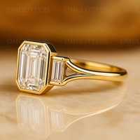 Cincin Moissanite Potongan Emerald Tiga Batu Model Split Shank Untuk Wanita Perak 925 Asli Berlapis Emas Perhiasan Berkualitas Untuk Hadiah Menawan