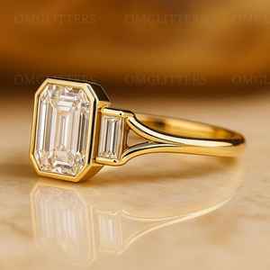 Anillo de Moissanita con Corte Esmeralda y Tres Piedras en Plata 925 Original con Baño de Oro, Joyería Fina para Regalo - Product Image 3