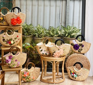 กระเป๋าถือทรงเปลือกหอยประดับมุกสำหรับผู้หญิง แบรนด์ May Tre La LTL Collection ดีไซน์ทันสมัย สวยหรู สไตล์วินเทจ ทำด้วยมือ เป็นมิตรต่อสิ่งแวดล้อม เหมาะสำหรับการเดินทางท่องเที่ยวกลางแจ้ง - Product Image 5
