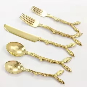 Ensemble de couverts élégants en acier inoxydable pour une table de repas et une présentation de cuisine raffinées - Product Image 3