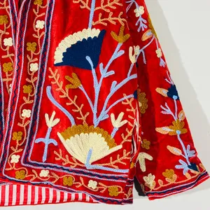 Elegante Chaqueta Suzani de Terciopelo Rojo Bordada con Patrón Floral Hecho a Mano, Estilo Boho, Manga Larga, Cuello Alto, Ropa de Abrigo de Invierno para Mujer - Product Image 3