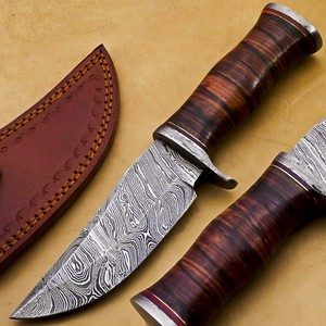 Couteau de chasse et de survie artisanal en acier Damas forgé, lame fixe, avec manche en bois de qualité supérieure. - Product Image 1