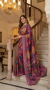 Sari en soie romaine Kodi latkan avec imprimé Ajarakh, travail de miroir véritable, bordure à passepoil et pallu, et chemisier en soie avec travail de miroir. - Product Image 4