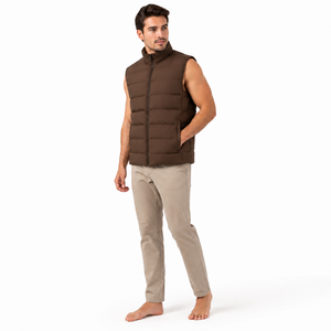 Restez au confort de vos lieux d'habitation lors de vos promenades rapides avec cette veste matelassée pour homme, conçue pour une mobilité flexible et une chaleur isolante en hiver. - Product Image 1
