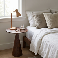 Table de chevet moderne en bois de noyer massif, écologique, avec un design de piédestal conique unique pour la chambre à coucher et le salon