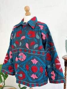 Veste en coton Suzani faite à la main pour femme, bleue, brodée de fleurs, style bohème ethnique, fournisseur en gros - Product Image 2