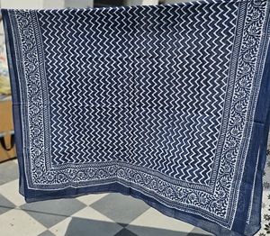 Paréo en coton imprimé à la main, motif chevron indigo, pour femme, style bohème, léger, idéal comme cache-maillot de bain ou tenue de plage. - Product Image 6