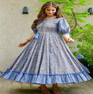 Vestido rosa rubor con adornos, corte en A, corpiño tipo corsé y falda de tul, ideal para fiestas, disponible a precios de mayorista. - Product Image 2