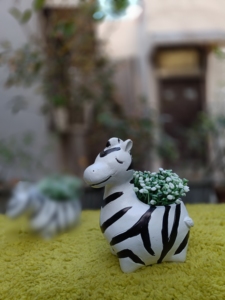 Pot de fleurs décoratif en éco-résine, petit panda mignon, style dessin animé, émaillé, pour intérieur, bureau et jardin. - Product Image 2