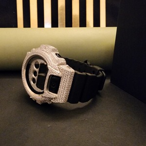 Montres de luxe serties de diamants, demi-entièrement pavées et bracelet en caoutchouc noir DOPE JEWELLS – Pièces intemporelles, boîtier rond artistique pour les passionnés de mode - Product Image 2