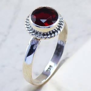 Anillo de Plata de Ley 925 Hecho a Mano con Gema de Granate Facetada, Joyería de Plata a Precio Mayorista - Product Image 1