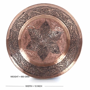 Assiette de présentation élégante en cuivre pur gravé, style antique, motif floral vintage en relief, option de personnalisation disponible. - Product Image 3