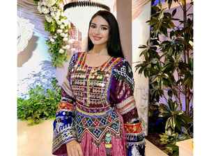 Conjunto de 3 Piezas: Vestido Kuchi de Manga Larga y Corto, Pantalones y Dupatta, con Apliques de Encaje Modernos, Hecho a Mano, Vestido de Novia Afgano - Product Image 5