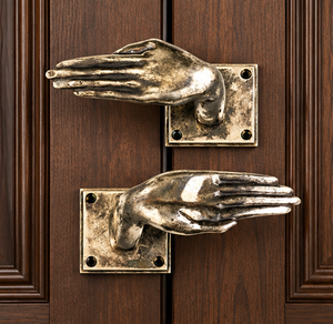 Poignée de porte antique sculptée à la main avec doigts sculptés et plaque arrière carrée pour une quincaillerie d'entrée distinctive de villa ou d'hôtel - Product Image 5