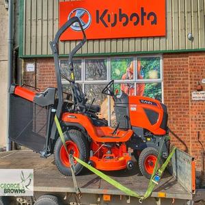 Tondeuse autoportée Kubota G231 HD, tracteur de jardin puissant, coupe fluide, moteur robuste, idéal pour les grands terrains, performances fiables. - Product Image 2