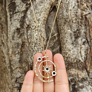 Collier pendentif système solaire en onyx noir minimaliste pour femme moderne, chaîne en laiton plaqué or 18 carats, collier statement. - Product Image 5