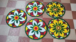 เสื่อลายดอกไม้ทำมือที่สวยงามผสมผสานของศิลปะแบบดั้งเดิมและความสง่างามทันสมัยสำหรับการตกแต่งบ้านของคุณเสื่อวงกลม - Product Image 2