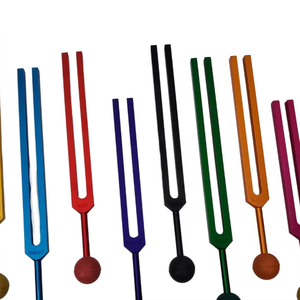 Juego de diapasones de chakra de colores sin peso |   Set de 8 que incluye Soul Purpose |   Con bolas de goma y mazo, incluye bolsa de terciopelo... - Product Image 1