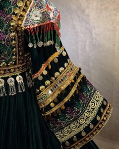 Vestido de Fiesta Verde Esmeralda Personalizado de Tela Ecológica de Seda hasta la Rodilla, con Corte Evase, Manga Larga y Bordado de Monedas Doradas - Product Image 6