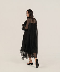 เสื้อผ้าฤดูร้อนแบบ OEM กระดุมด้านข้าง ผ่าข้าง ระบายอากาศได้ดี สวมใส่สบาย เอวหลวม สไตล์มินิมอล แขนปกติ ผ้าไหม คอวี ผ้าโปร่ง ความยาวปานกลาง ใส่ได้ทุกวัน - Product Image 5