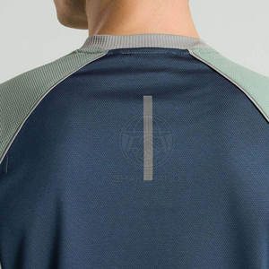 Ensemble t-shirt et short de sport premium pour homme, tissu respirant, coupe confortable, vêtements de sport pour entraînement et activités sportives - Product Image 5