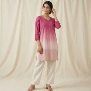 Kurti en coton rose ombré pour femme, col rond, manches trois quarts, détail de dentelle à l'ourlet, coupe droite, décontracté, ethnique, pour tous les jours - Product Image 3