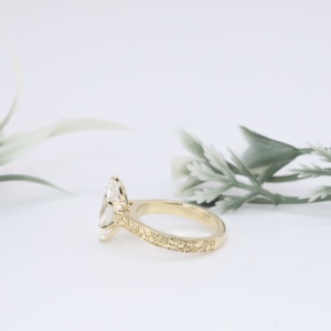 Bague de fiançailles vintage en or jaune avec diamant de laboratoire taille marquise, gravée à la main, motif floral en spirale, panneau en forme de panier de tulipes, bijoux fins - Product Image 5