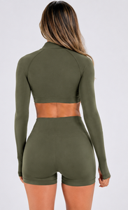 Conjunto Deportivo de 2 Piezas para Mujer, Color Verde Oliva, Parte Delantera Sólida, Top Corto de Manga Larga, Pantalones Cortos de Cintura Alta, Transpirable, Absorbente de Sudor, Ecológico - Product Image 2