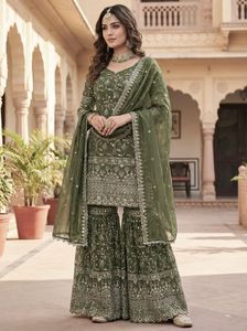 Tenue de mariée et de soirée en soie Fandy avec broderie à sequins, comprenant un haut richement orné, un sharara plazzo et un dupatta richement brodé, prêt-à-porter. - Product Image 3