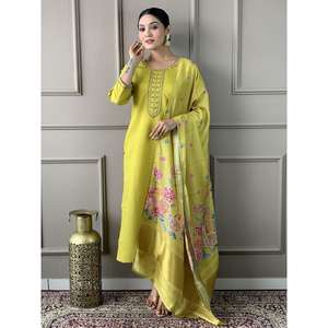 ผ้าไหมพิมพ์ลายปักลำดับบนพื้นด้านล่างสุดของงานปักด้วยผ้าไหมสีเขียว - Product Image 2