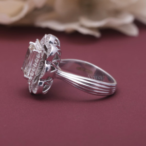 Bague de fiançailles spectaculaire en argent sterling 925 massif avec diamant de laboratoire certifié IGI, taille radiant, sertie d'une halo florale - Product Image 6
