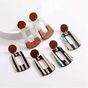 Pendientes de Resina Floral Premium Hechos a Mano, Ligeros, Elegantes, Joyería de Moda, Regalo para Mujer, Suministro al por Mayor para Exportación - Product Image 6