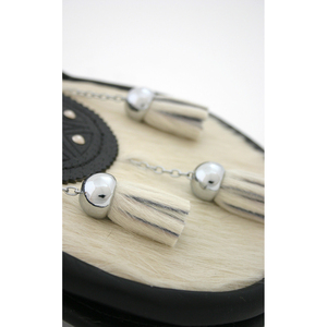 GNG IMPEX Sporran de Cuero de Vaca Escocesa Entera con Crin Gris y Emblema de Ciervo, Tres Borlas, Accesorio Casual para Vestir en las Cuatro Estaciones - Product Image 2