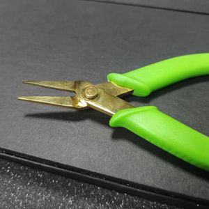 Pince à bec effilé de précision Premium Gold Needle Nose Pliers, pointe ultra-fine, outil de bijouterie et d'artisanat, légère, poignée verte, 5 pouces, acier inoxydable - Product Image 2