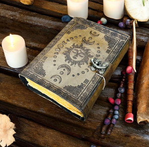 Diario de cuero con relieve de sol y luna: 200 páginas vintage, Grimorio en blanco - Product Image 1