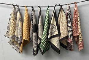 Foulard bandana en satin de soie ethnique personnalisé, réutilisable, écologique, lavable en machine, accessoires pour enterrement de vie de jeune fille et fêtes de mariage - Product Image 1