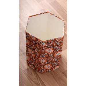 Maneras creativas de reutilizar cajas de cartón para hacer contenedores de basura con estampado floral artesanal y tela de algodón. - Product Image 6