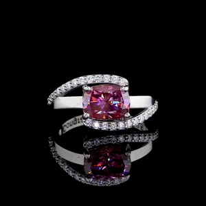 Bague de fiançailles pour femme avec diamant de laboratoire rose fantaisie classique de 2,00 carats, taille coussin allongée avec pierres latérales, certifiée IGI, cadeau idéal - Product Image 1