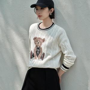 เสื้อไหมพรมถักสำหรับผู้หญิงรุ่นใหม่ OEM 2026 คุณภาพสูง ลายปักรูปหมี พร้อมโลโก้ด้านหน้า จาก TRIOTAKE INDUSTRY - Product Image 2