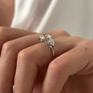 Bague de fiançailles en or blanc 18 carats avec diamant de laboratoire 2,5 carats E VVS2, trois pierres serties clos, design cathédrale, certifiée IGI - Product Image 4