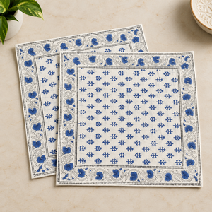 Serviettes carrées personnalisées brodées à la main en tissu de coton bleu floral pour la décoration de la table à manger à la maison - Product Image 1