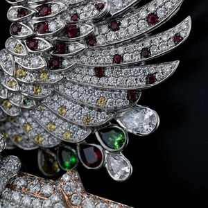 Colgante EBT de Plata de Ley 925 Hecho a Medida en India con Águila Helada, Diamantes de Moissanita y Gemas Multicolor, Estilo Hip Hop - Product Image 3