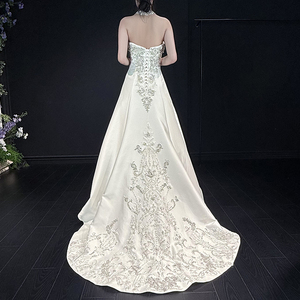 Robe de mariée bustier style princesse, broderie main, dentelle, col en V, taille cintrée, longueur asymétrique, satin brillant, classique - Product Image 1