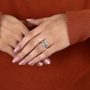 Bague de fiançailles en diamant taille radiant pour femme, alliance de luxe pour cadeau, disponible en gros - Product Image 5