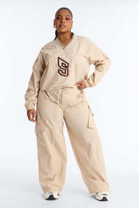 Ensemble de pantalons cargo en nylon beige personnalisés pour femmes, légers, style streetwear, jambes larges, avec cordon de serrage, pantalons utilitaires, fournisseur OEM, pantalons pour hommes - Product Image 4
