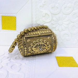 Pochette de soirée artisanale en métal Craftstages International, motif cœur perlé tendance, doublure en satin, fermeture à rabat - Product Image 1