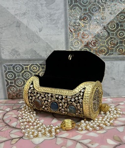 Elegante mini bolso clutch con adornos Kundan y finos detalles, ideal para bodas, bolso de mano metálico de F S International. - Product Image 5
