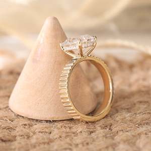Anillo de Diamante Cultivado en Laboratorio con Certificación IGI, Corte Cojín de 3.5ct, Oro Amarillo de 14K, Banda Acanalada Elegante, Anillo de Compromiso Solitario - Product Image 4